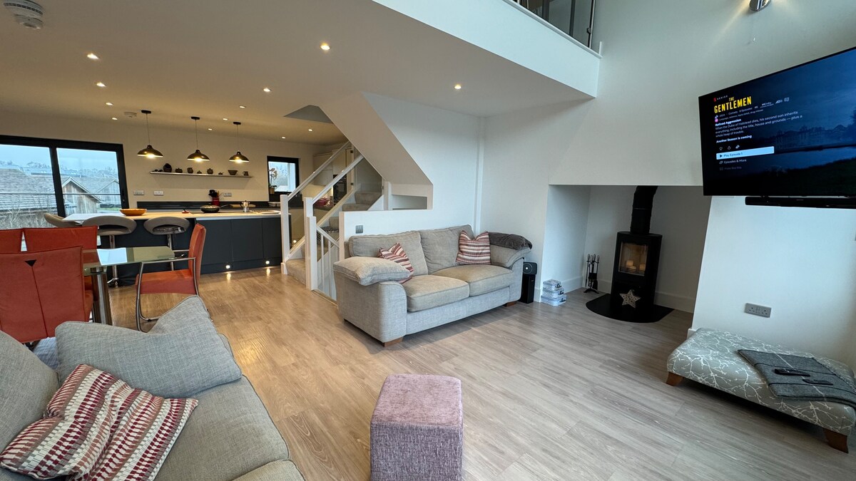 Top performing Airbnb: Sun House with Beautiful Views over Nature Reserve in Somerford Keynes