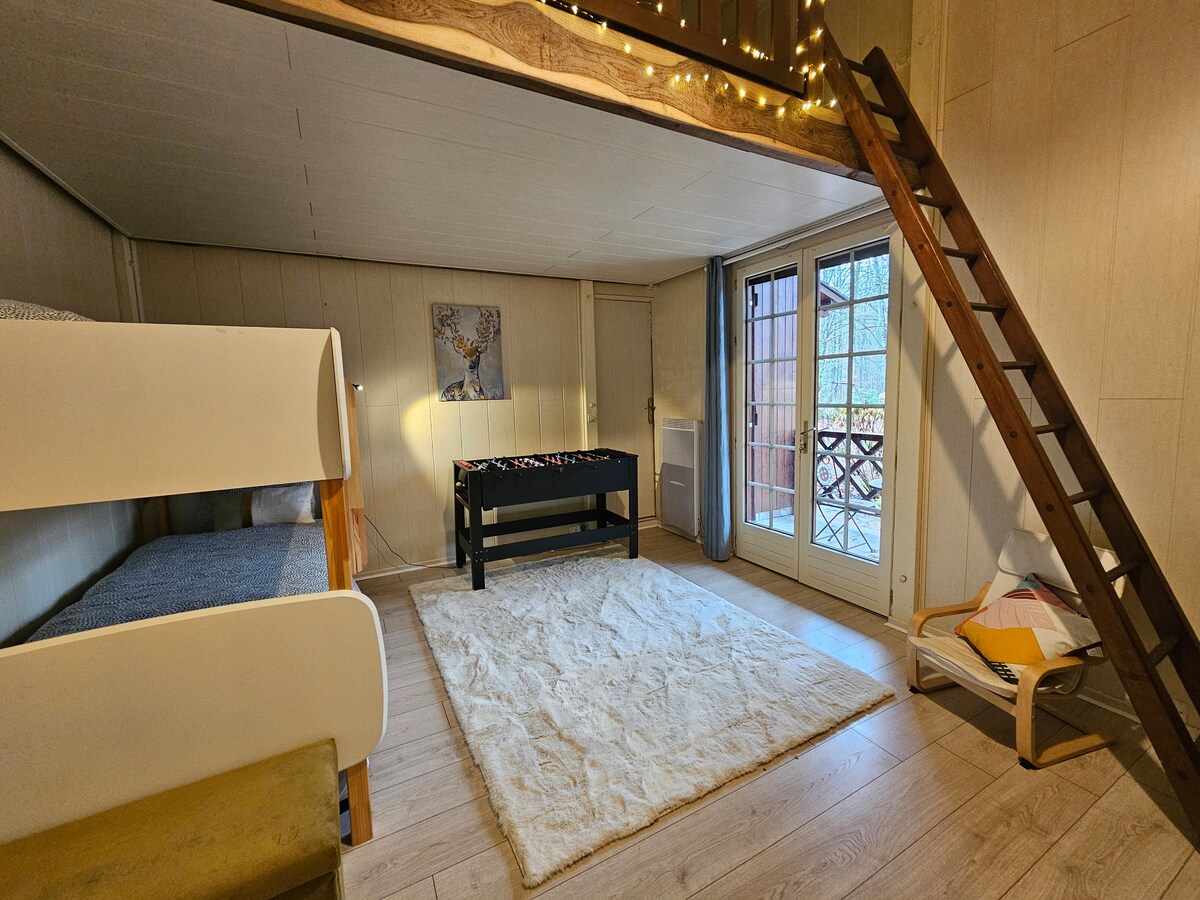 Просторна семейна стая с двуетажни легла и мецанин, предназначена за млади и стари. 
От съображения за безопасност достъпът до мецанина е под наблюдението на възрастен.