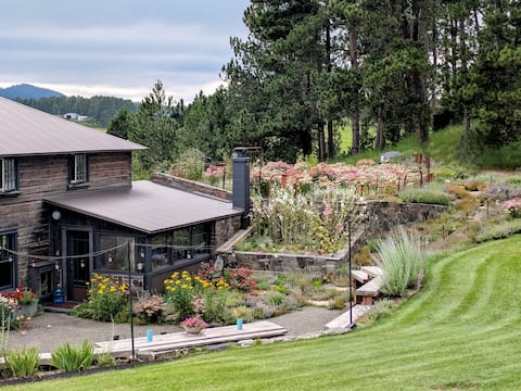 Black~Hills
Deluxe~Cabin
Hike~Bike
UTV~Hunt
RELAX!