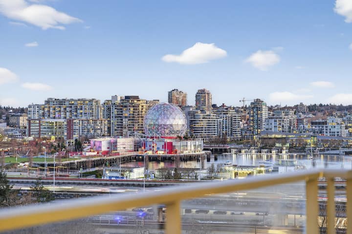 Downtown 2br Condo With Parking & Pool - Vancouver