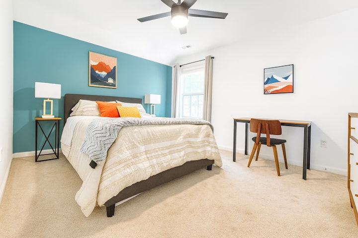 Dormitorio 2, con cama tamaño queen, vestidor, estación de trabajo y vestidor