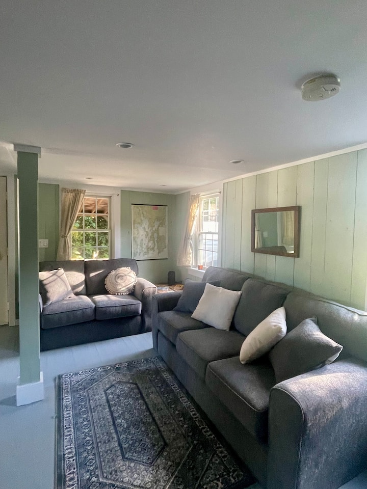 Cheerful 2 Bedroom House, Bring Fido! - Rhode Island