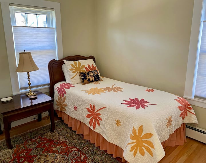 Dormitorio en el primer piso con cómoda cama doble y encantadora luz natural.