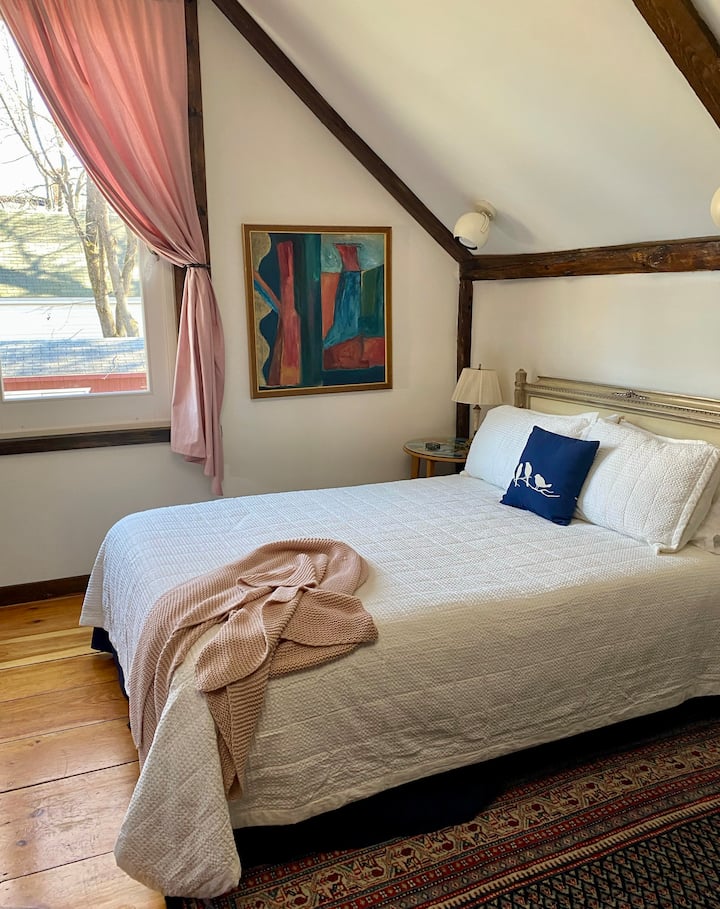 Cómoda cama tamaño queen con capas acogedoras.