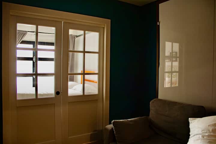 Cette chambre polyvalente offre le meilleur des deux mondes. Détendez-vous sur le canapé, regardez la télévision et, lorsque la nuit tombe, convertissez-le facilement en un lit de couchage confortable. 