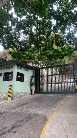 Entire home with 3 bedrooms in Caracas - Caracas a tus pies: cerca de todo menos del ruido