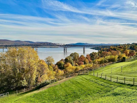 Midcentury Wow! River views, Heated Pool & Hot Tub