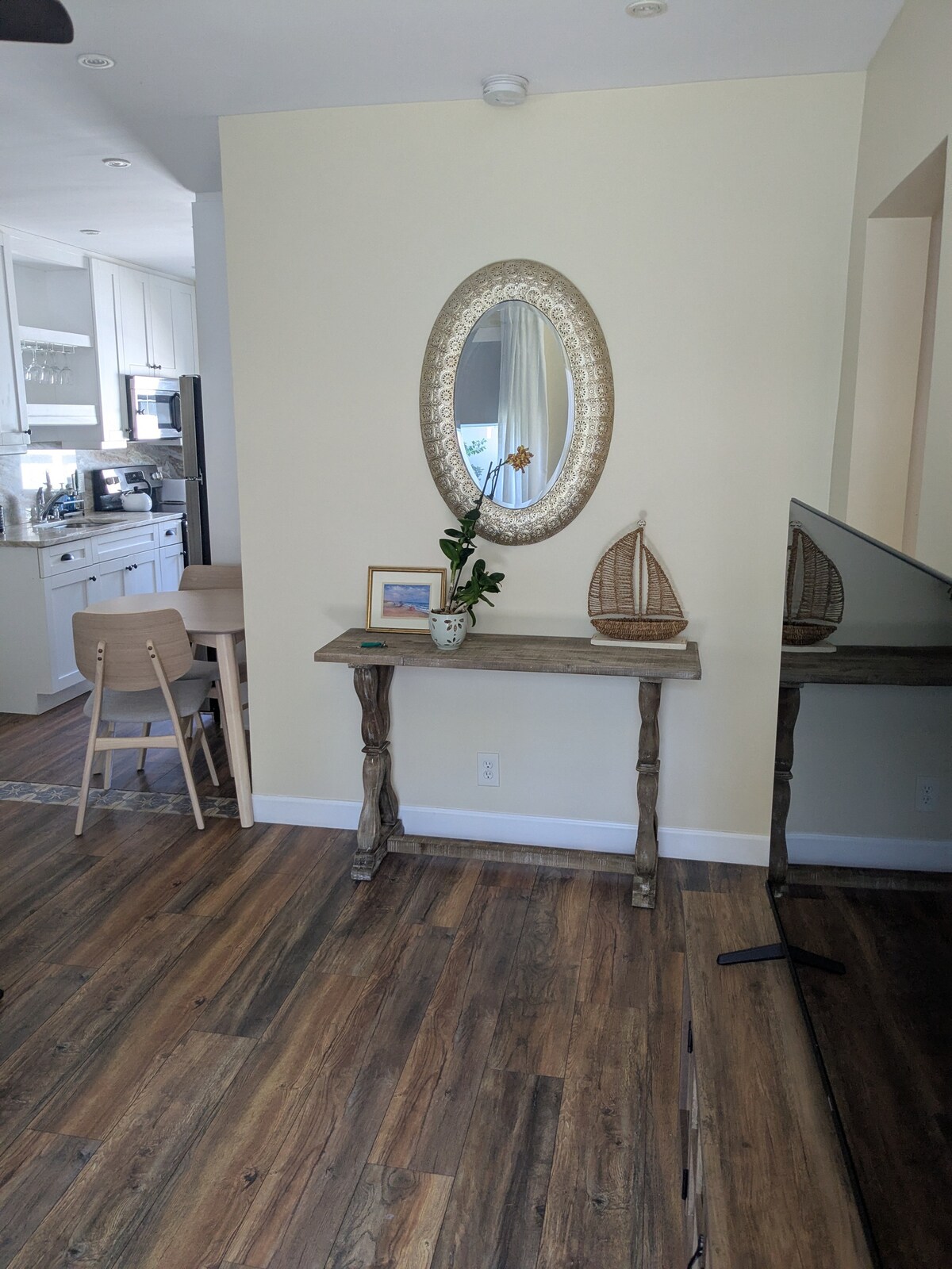 Top performing Airbnb: Airy and light apt close to the ocean in Deerfield Beach