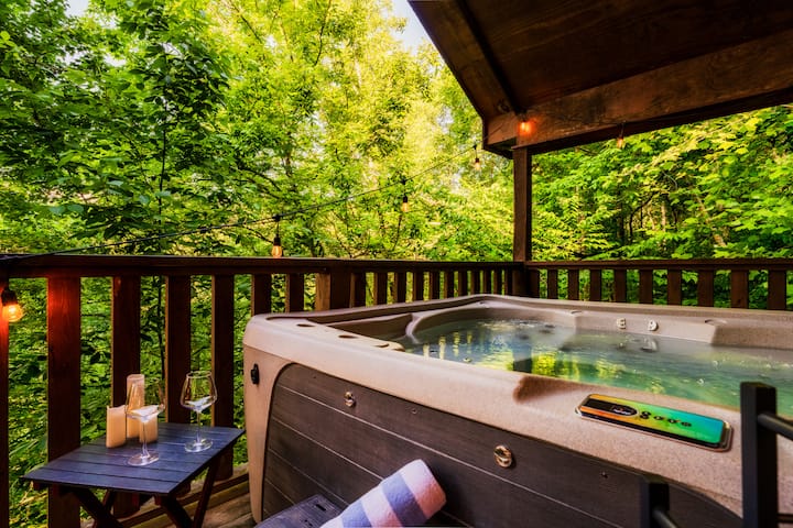 Summer Couples Getaway · Hot Tub · Pigeon Forge