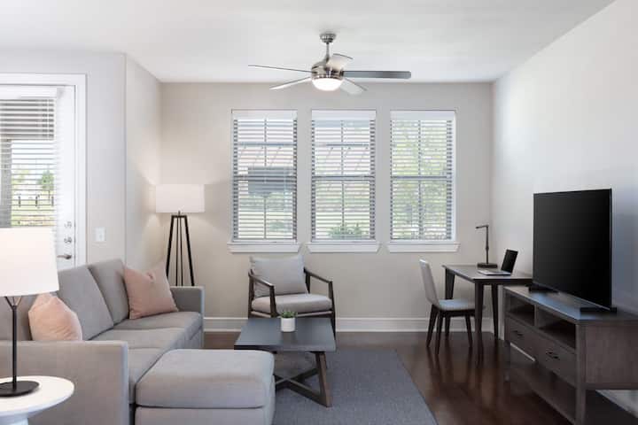 Spacious 2 Bed | Resort-style Pool - Dallas, TX