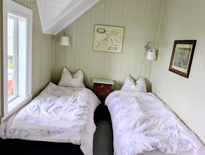 第三间卧室设有阳台，可俯瞰峡湾。