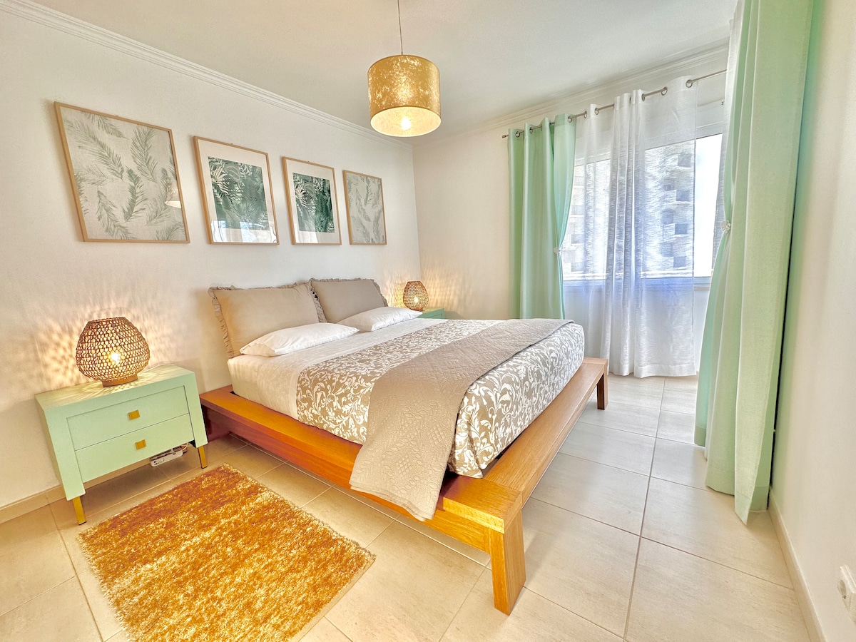 Su tranquilo dormitorio principal frente al mar con un colchón extra cómodo tamaño queen y sábanas suaves.