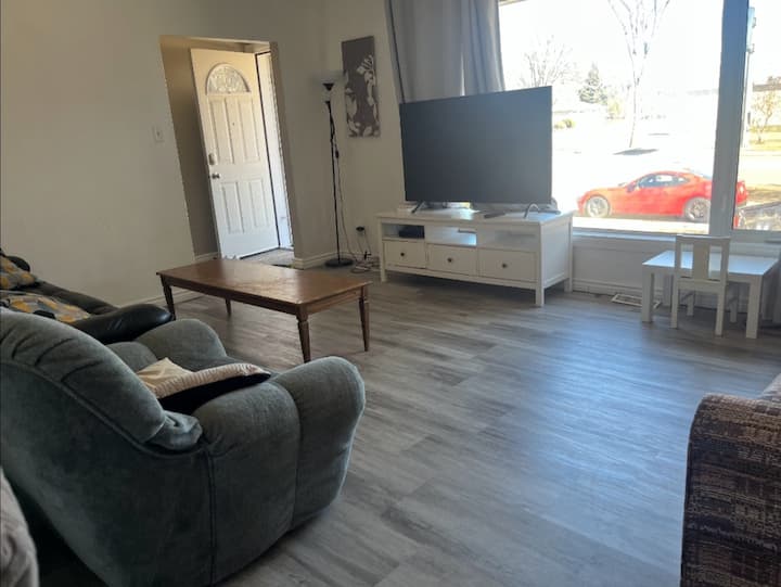 2 Bedroom Main Level Centrally Located - Edmonton, Canadá