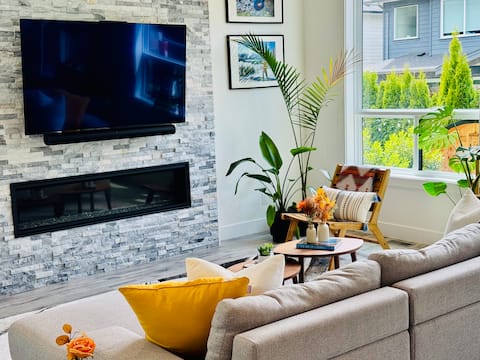 Popular Airbnb listing: Summit Retreat & Spa [Hot Tub, Sauna, Cold Plunge] in Squamish