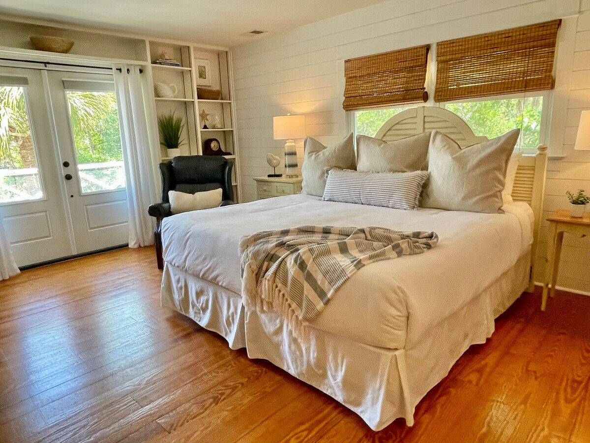 Chumba kikubwa cha Msingi chenye Bafu la Kujitegemea, Kitanda aina ya King na Runinga 