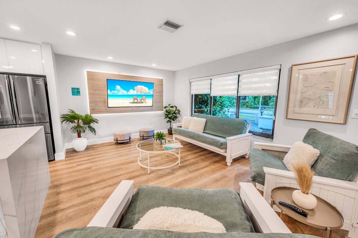 Popular Airbnb listing: Luxury+ Fun | Heated POOL | Games | 15 min to FLL in Plantation