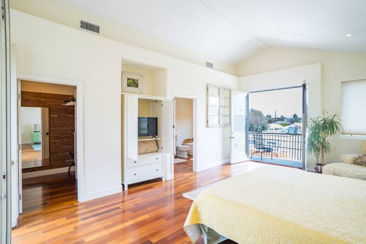 Upscale Custom-Built House | walk to Beach, Canals gallery image 3