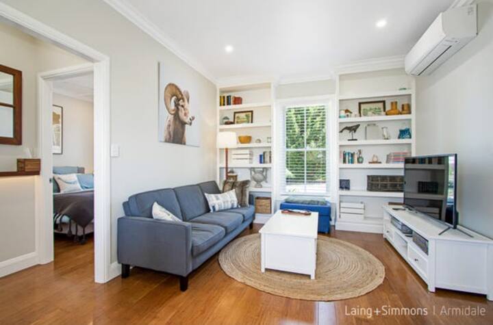 ห้องนอนอยู่ทางซ้ายมือ 