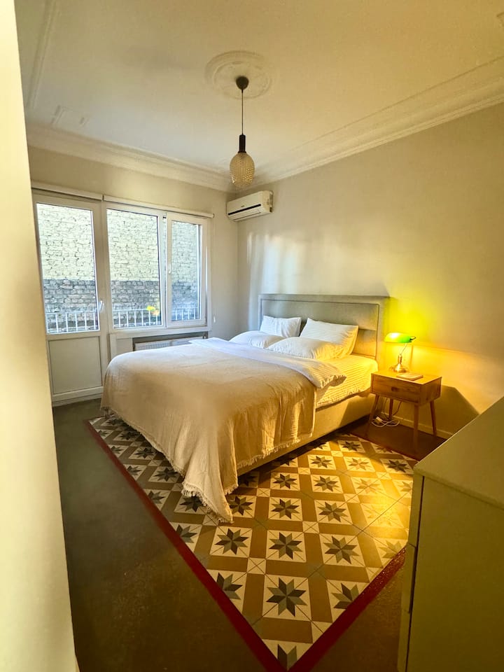 Hoofdslaapkamerbed:
180x200