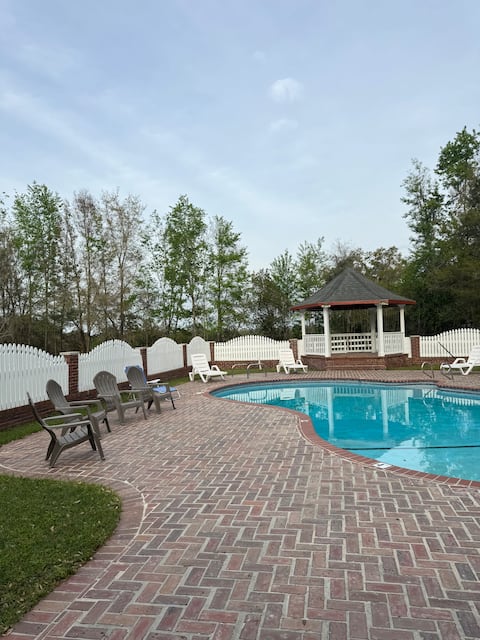 Cozy Farm House with Pool Near Springs