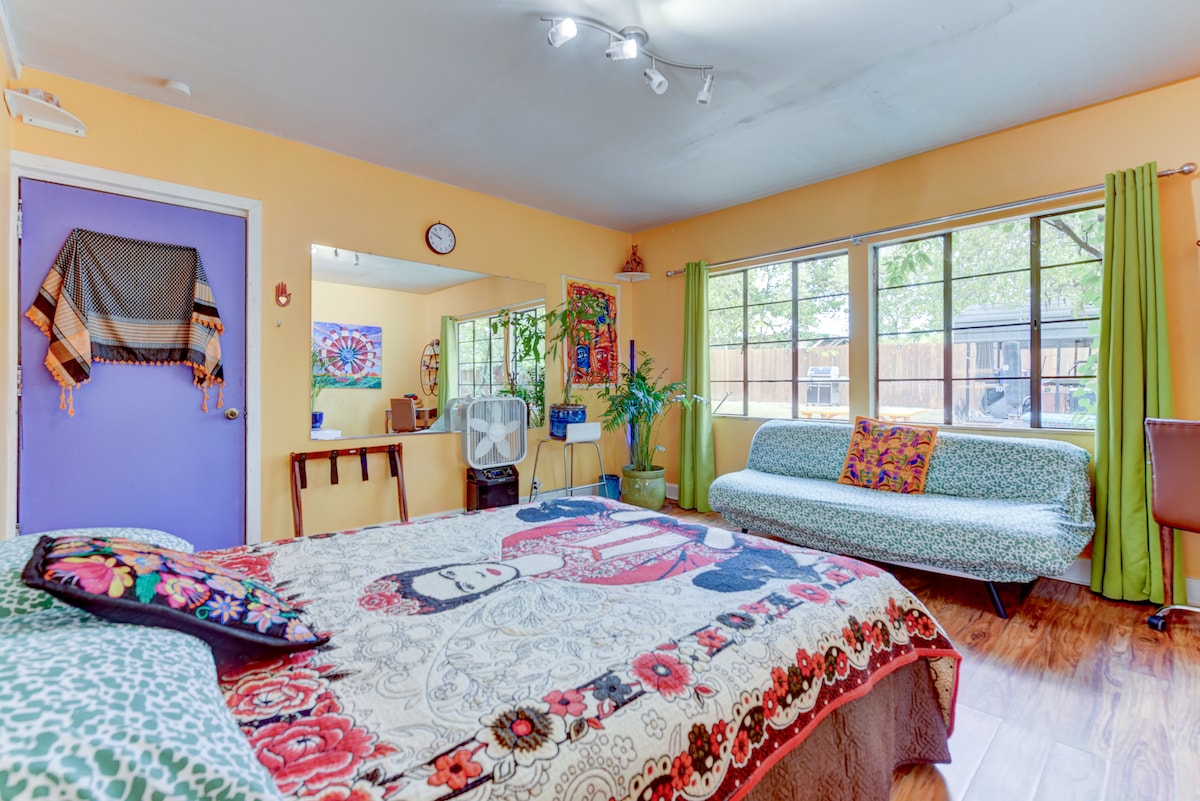 Sleep Quarters, 5 Mins from Downtown