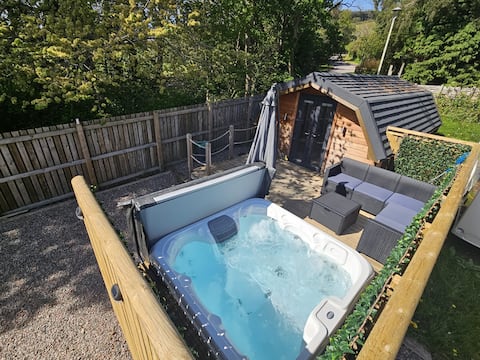 Morvan pod with hot tub