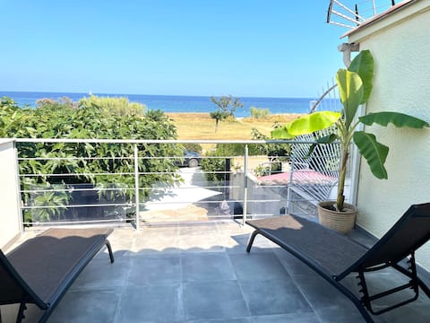 Cozy mini villa with sea view, 50 meters from the sea