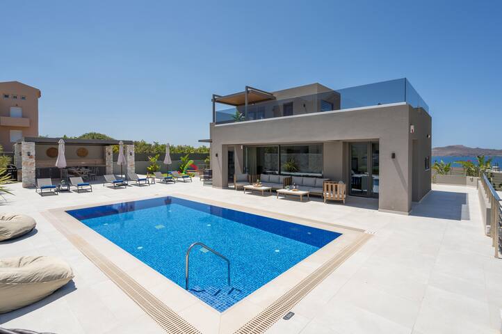 Villa Esperia|Heat.Pool,Spa &Gym|100m to the Sea gallery image 2