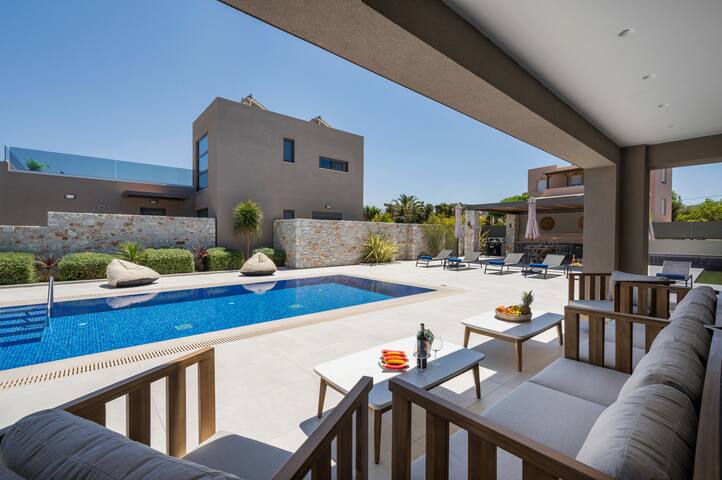 Villa Esperia|Heat.Pool,Spa &Gym|100m to the Sea gallery image 3