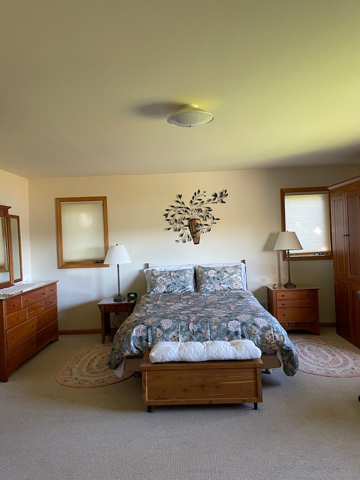 Dormitorio principal con área de trabajo.