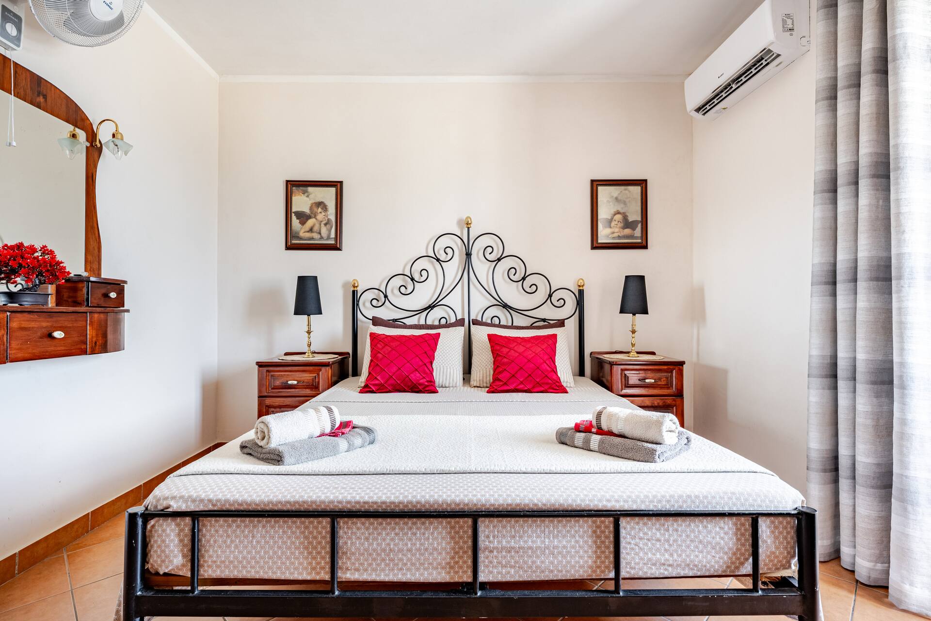 Joseph 2, Charming Retreat with park views and close to the airport