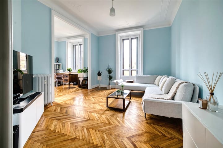 Central Milan • Spacious 2BR • Quiet • A/C • Lift