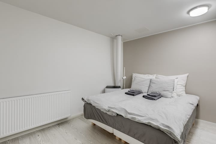 Downstairs bedroom with active air conditioning. The bed is European queen (160cm).