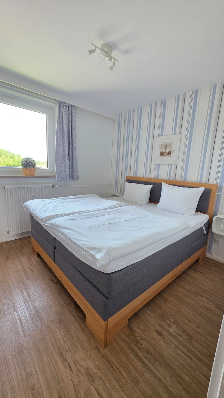 Moderná boxspring posteľ široká 180 cm.
Vrátane posteľnej bielizne a uterákov
