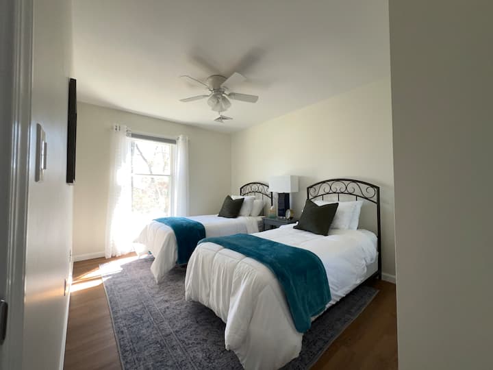 想安排自己的就寝时间吗？  在酒店，您的就寝时间由您孩子的约定。   可爱的第二间卧室，配备舒适的单人床，确保您准时上床睡觉。