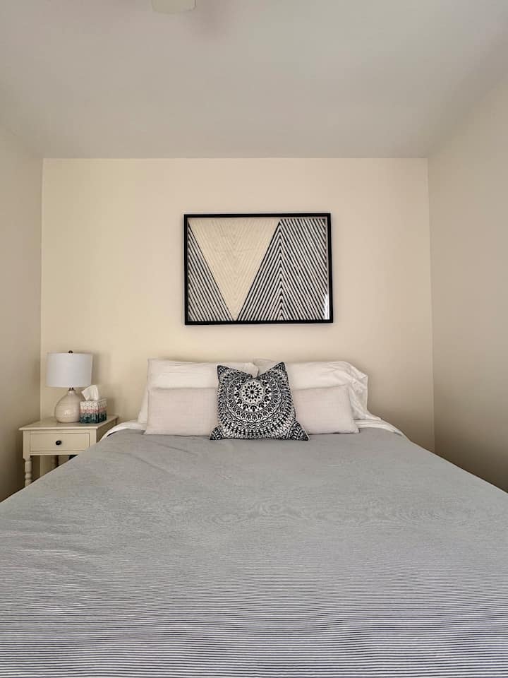 我们的房客喜欢这间卧室。  配备另一张豪华标准双人床、100%纯棉床单和您有史以来最柔软的羽绒被。  需要额外的枕头和毯子-我们为您提供保障！  每个衣柜都有储备！