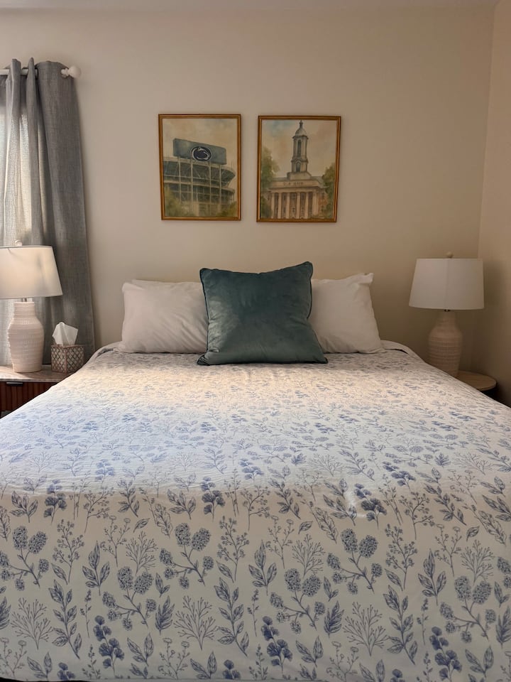 我们的主卧配备豪华标准双人床和单人床。100%纯棉床单、厚实的羽绒被和室内遮光窗帘，确保您睡个好觉。 舒适地依偎在我们的毯子里，它们像羊绒一样柔软。