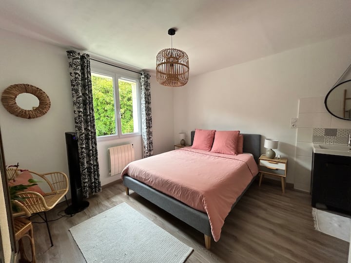 This bedroom sleeps two and has a 1.60 m wide double bed and an open bathroom. 