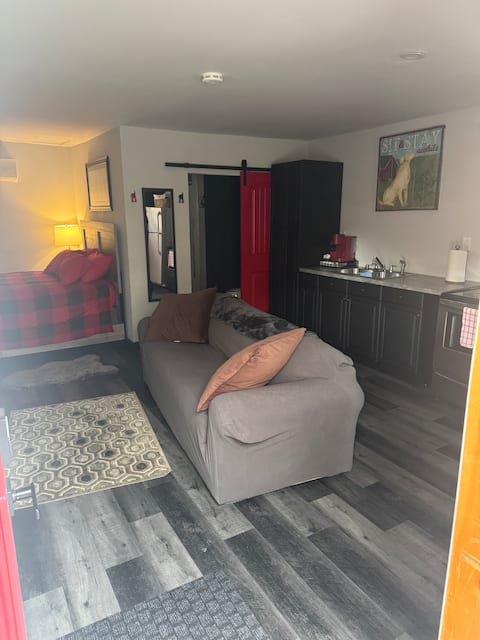 Popular Airbnb listing: Red Door retreat guesthouse in Thorold