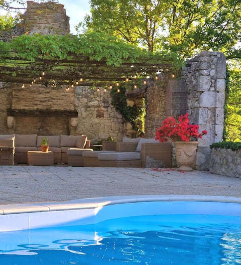 Charming villa for two with pool