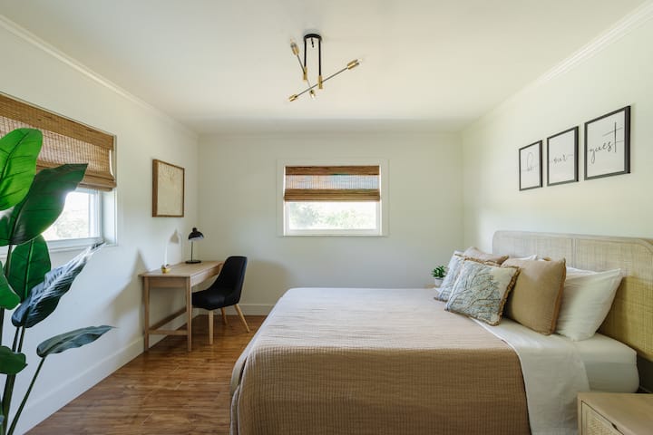 Მთავარი საძინებელი კომფორტული მატრასით Lull, 100% -იანი ბამბის ზეწრებითა და ლუქს-კლასის ბალიშებით. 