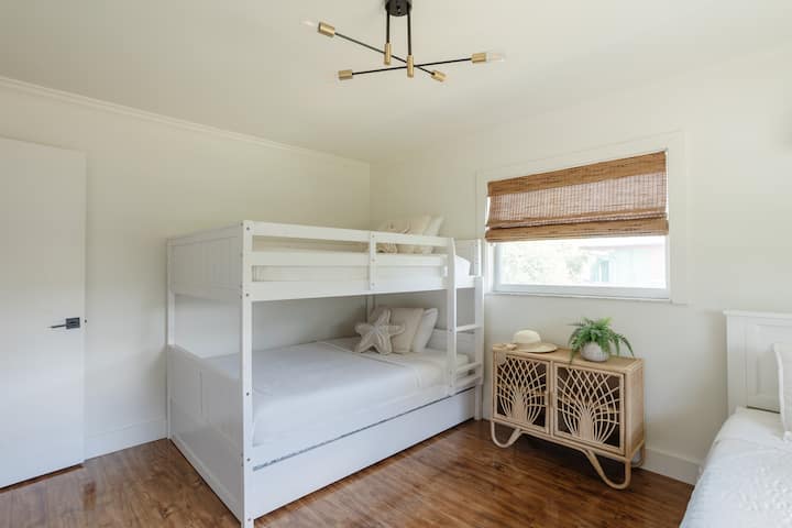 Სრული ორსართულიანი საწოლი კომფორტული ლეიბებითა და თეთრეულით. Ზრდასრულები არ დაიშვებიან! 