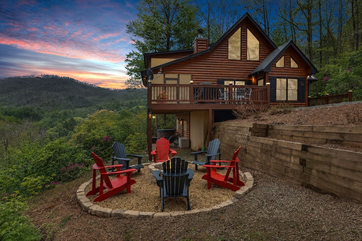Luna's Mountain Lodge — Blue Ridge cabin with mountain views