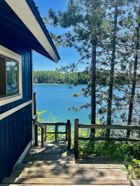 Bright Blue Cottage - lakefront deck & kayaks!