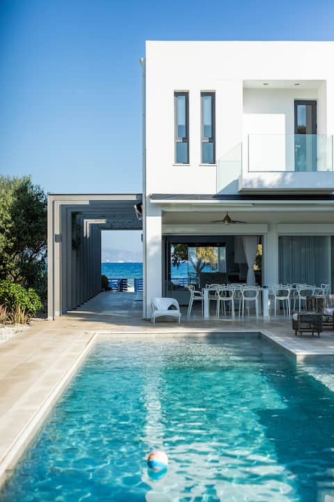 Unique On the beach - Sublime architect-designed villa