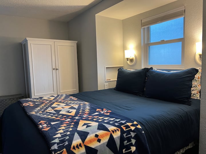 Დედოფლის მეხსიერების საწოლი ქაფდება ბალიშის ზედაპირით. 4 ბალიში, დამატებითი საბნები და მიკროფიბრის ზეწრები. Გარდერობი გთავაზობთ სათავსოებსა და საკიდებს. Სკონის განათება იდეალურია წასაკითხად.