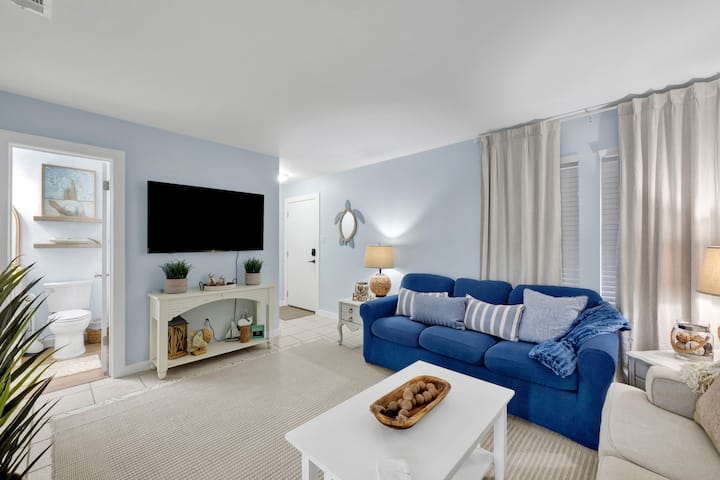 King Bed! Just Remodeled! Hangout! Beachside! - Gulf Shores, AL