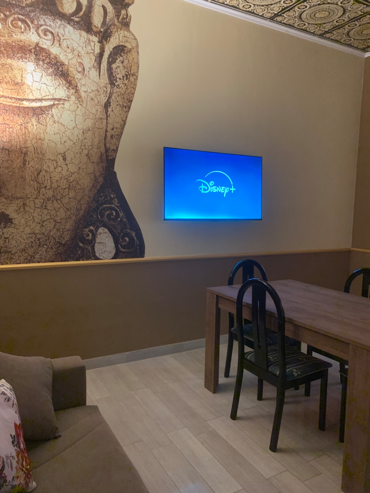 sebule katika fleti sahihi, yenye kitanda cha sofa, meza, viti na televisheni