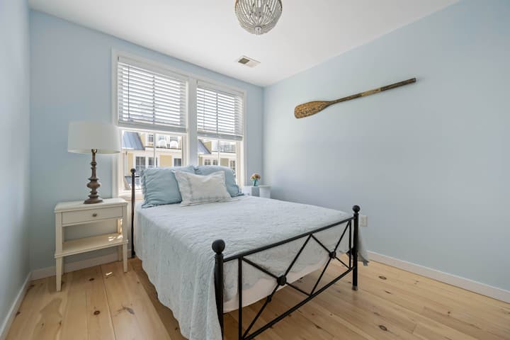 Cómoda cama matrimonial con ropa de cama estilo hotel y un diseño limpio y sencillo para una estadía tranquila. - Ubicada en el tercer piso