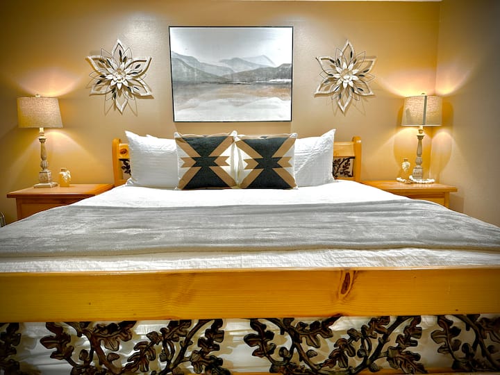 Chumba cha msingi cha Chumba cha kulala kilicho na bafu la chumbani kilicho na bafu na beseni la kuogea. Toka nje ya kitelezeshi cha nyuma hadi kwenye beseni la maji moto. Kitanda cha kifahari chenye mito ya kifahari kwa ajili ya starehe ya hali ya juu.